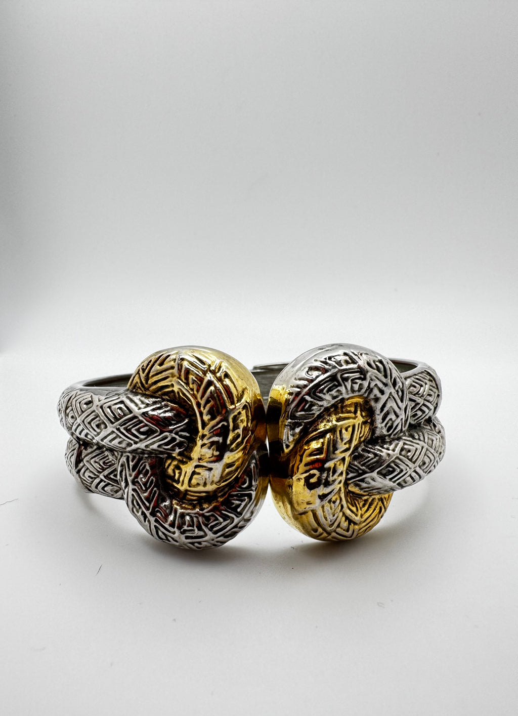The Gordian Cuff